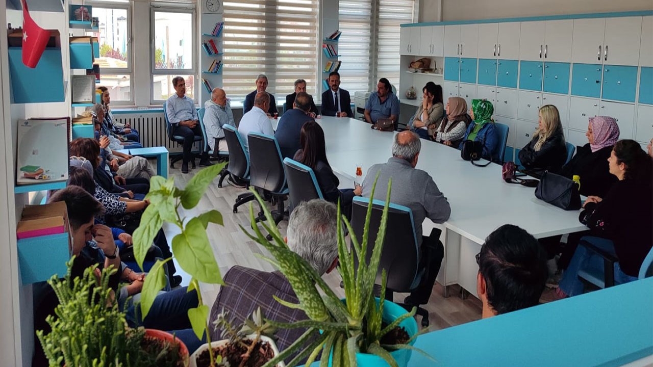 Yiğit okulları gezerek sorunları yerinde görüyor!