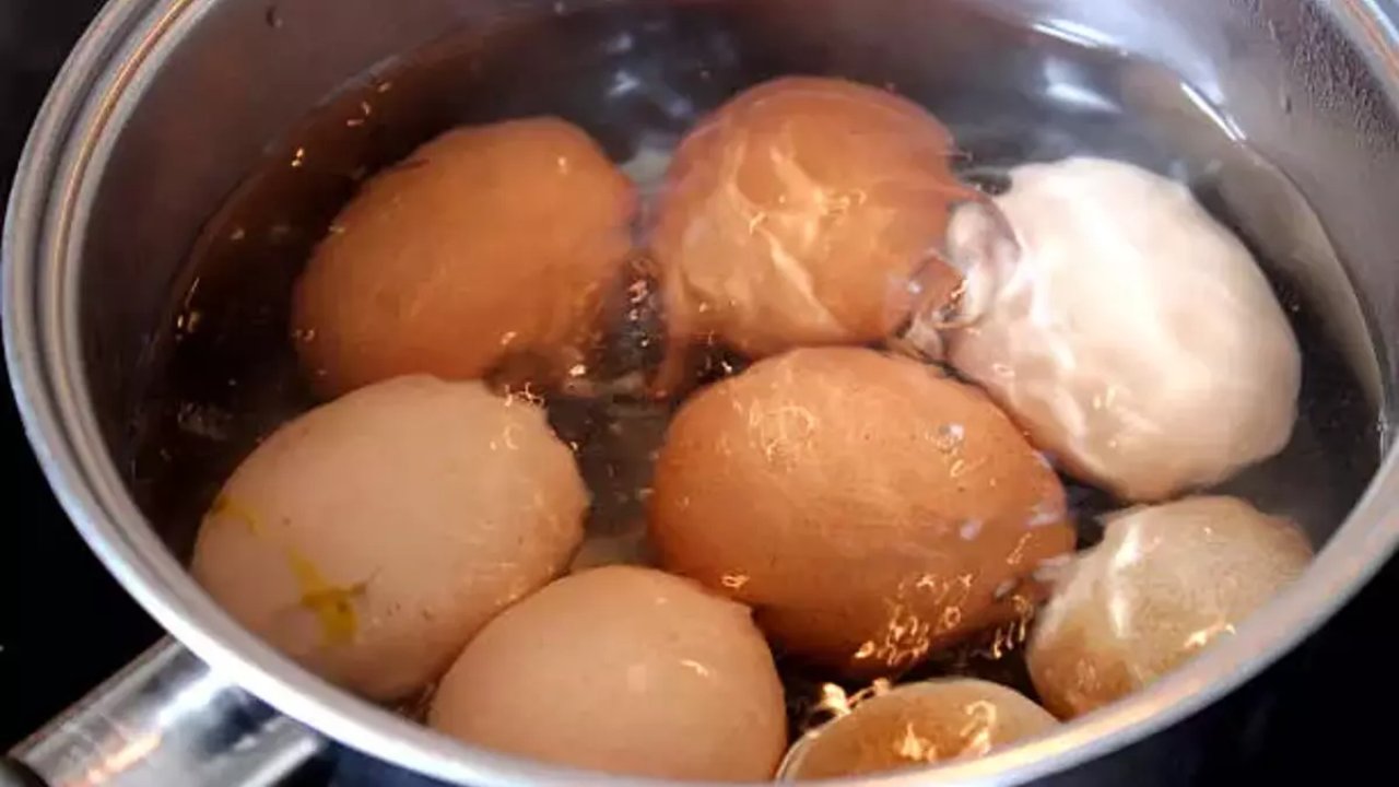 Haşlanmış yumurta suyunu sakın dökme! Bakın neden mi?