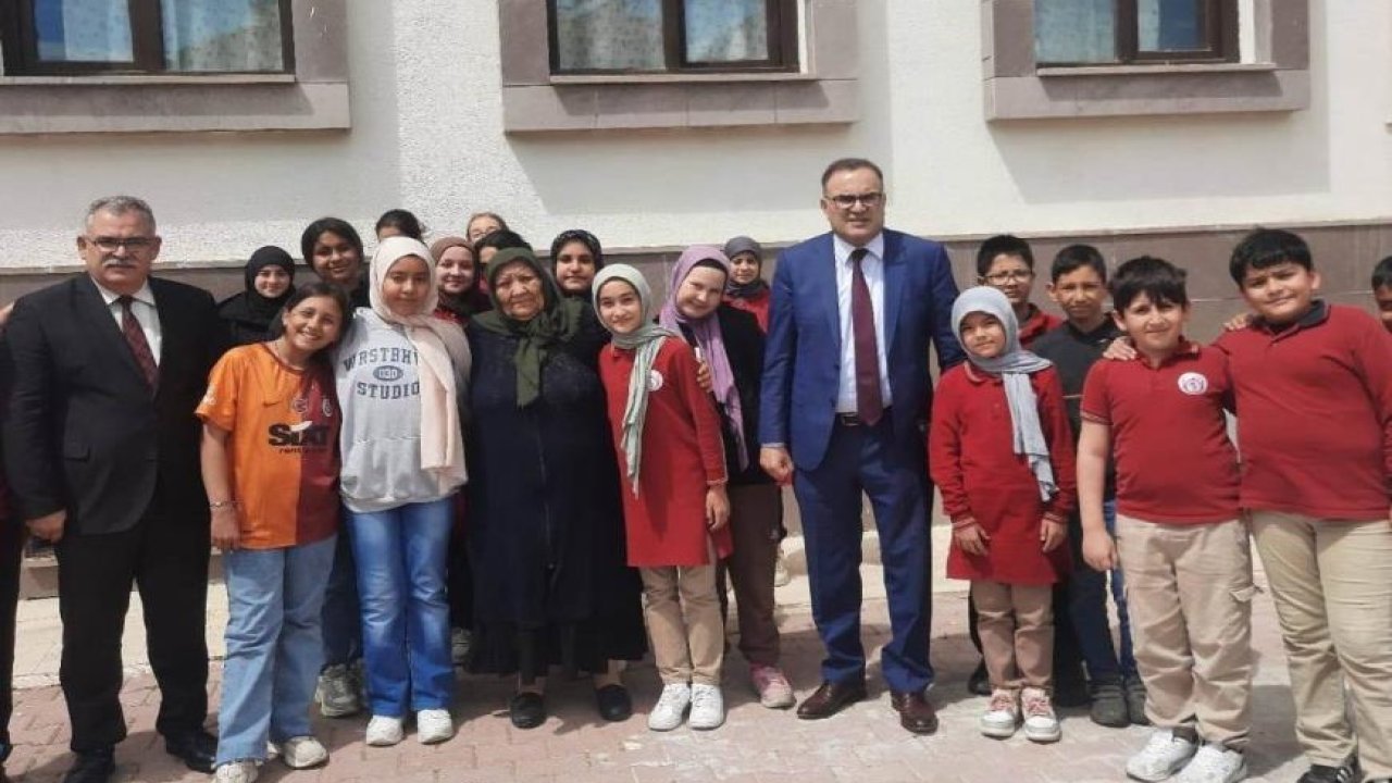 Konya'da şehit olan oğlunun adının verildiği okulu ziyaret etti