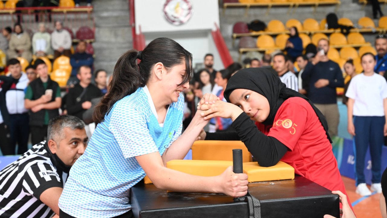 Seydişehir’de yıldızlar bilek güreşi müsabakaları başladı!