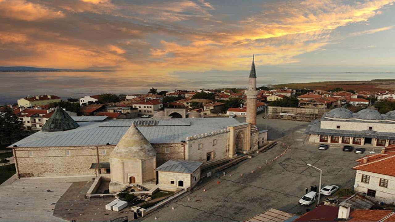 Eşrefoğlu Camii: Tarihin ve Kültürün Işığında Bir Miras!