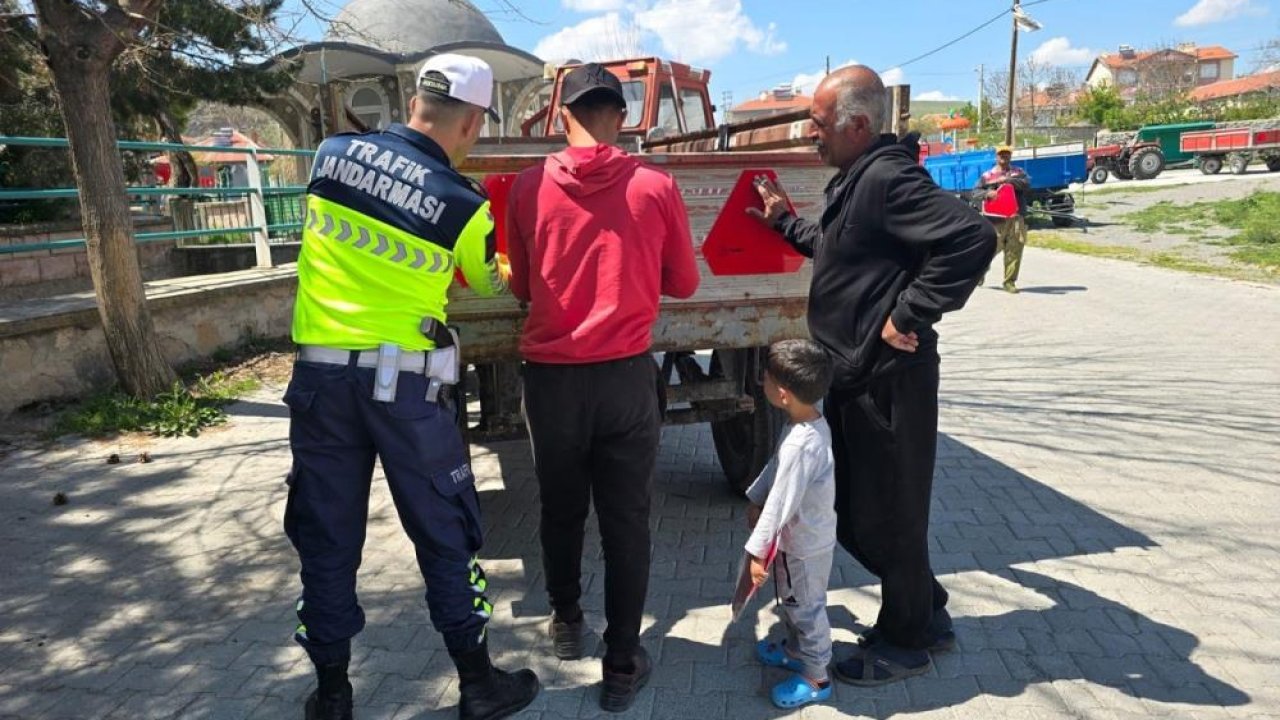 Konya Kulu'da çiftçilerin traktörlerine reflektör takıldı