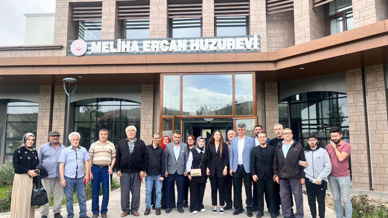 Dünya Görmeyenler Derneği’nden huzurevinde duygusal anneler günü programı!