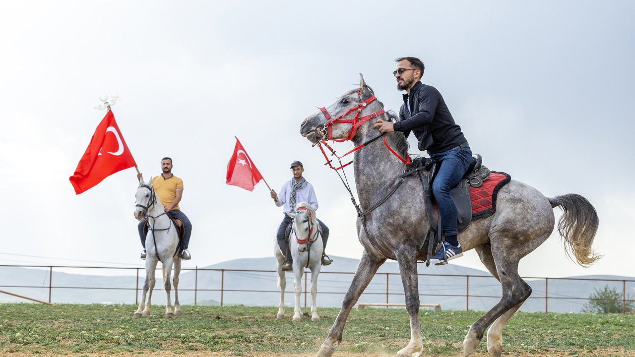 Anadolu Selçuklu Fotoğraf Derneği'nden Atlı Safari Keyfi!