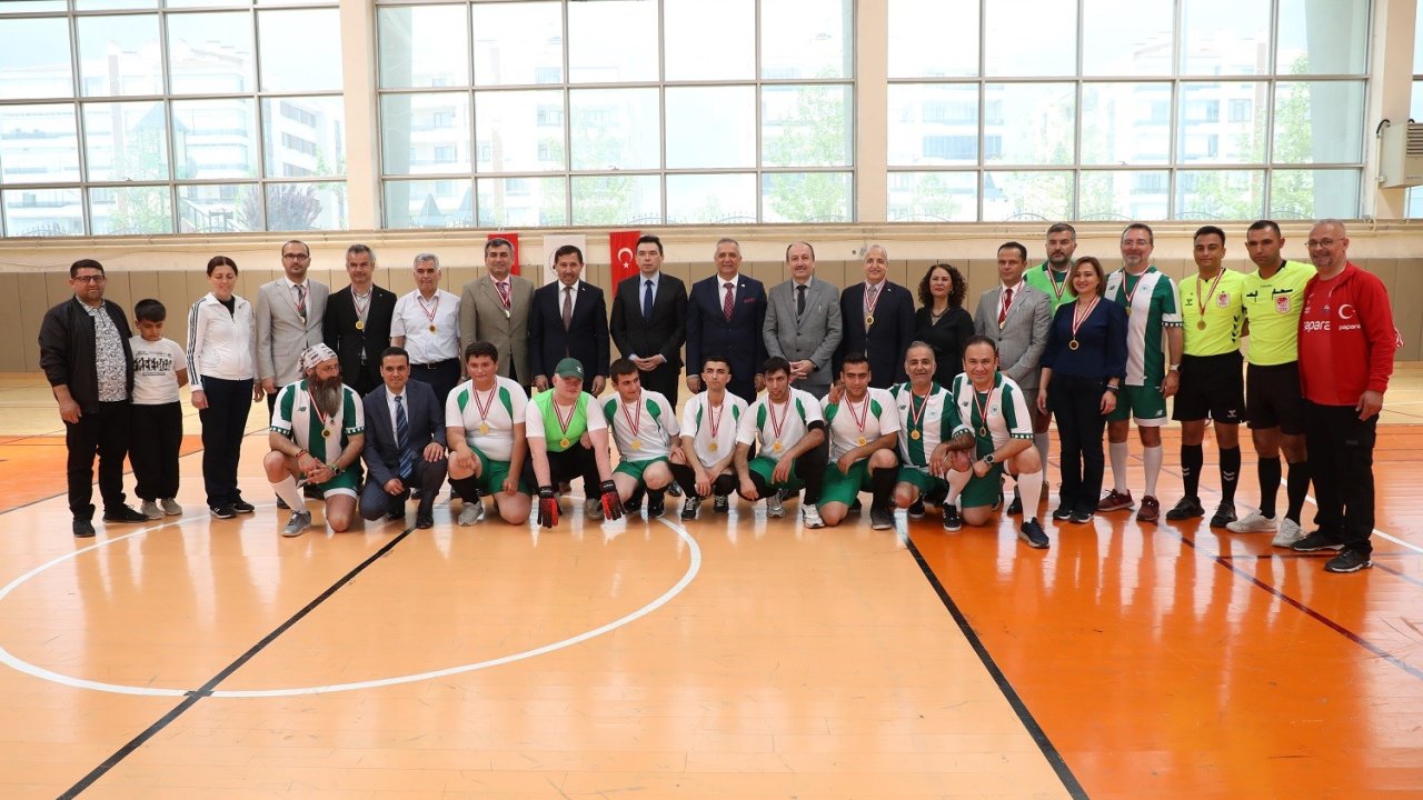 Başkan Kılca ve Kaymakam Ayhan Özel öğrencilerle maç yaptı