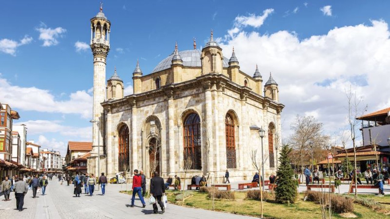 Aziziye Camii'nin Gizemi: Neden Pencereler Kapılardan Daha Büyük?