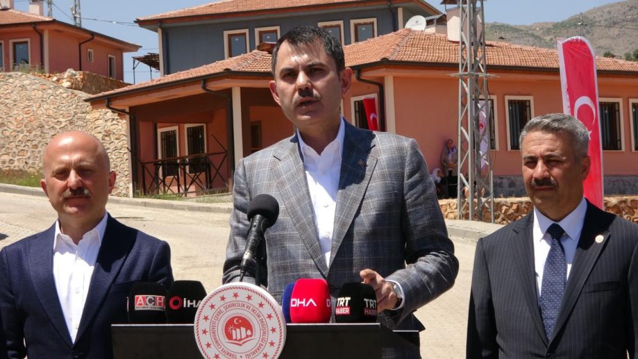 Bakan Kurum köy evlerine yerleşen depremzedelerle bir araya geldi