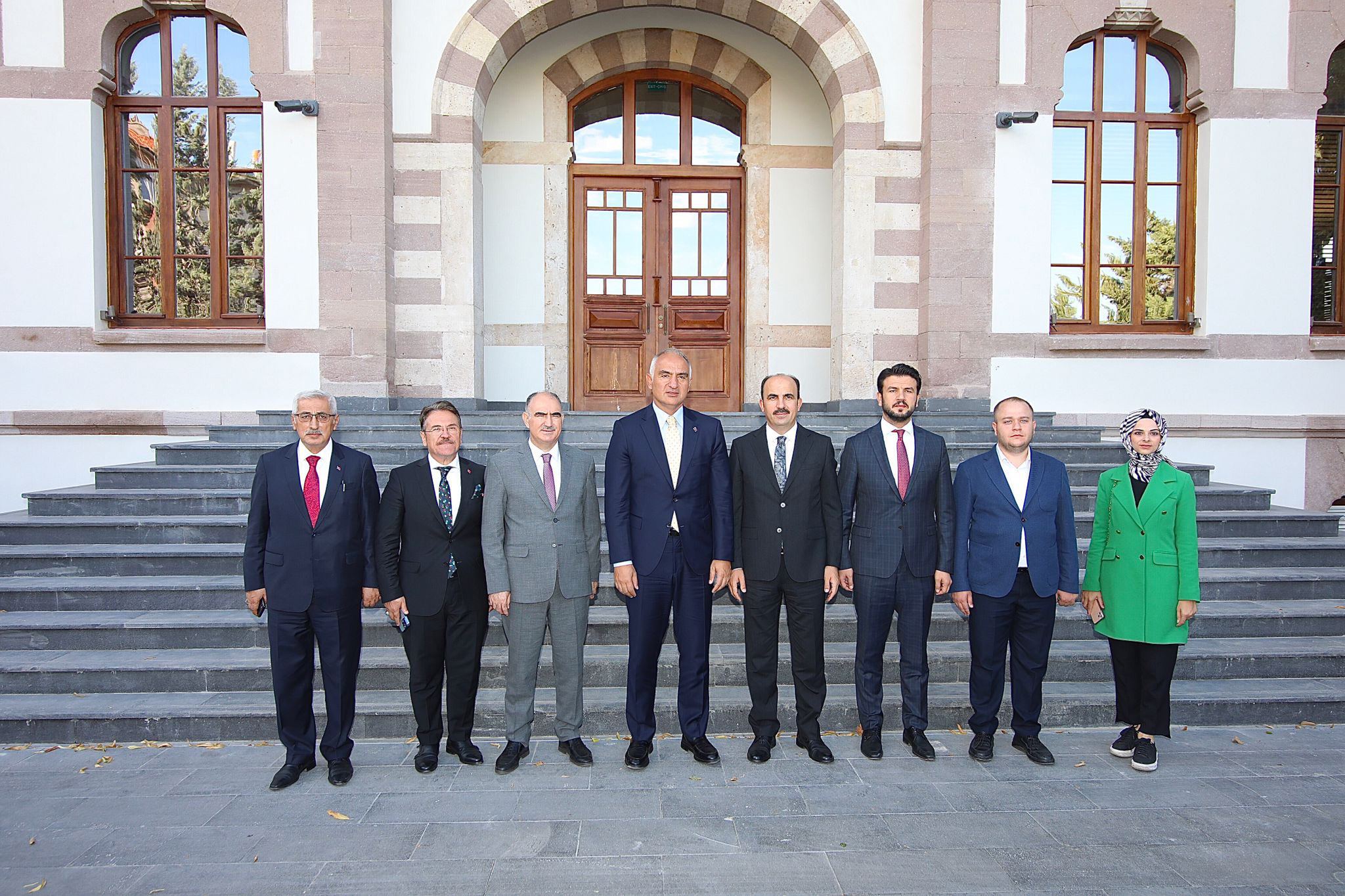 Bakan Ersoy Taş Bina’da Turizmcilerle Bir Araya Geldi