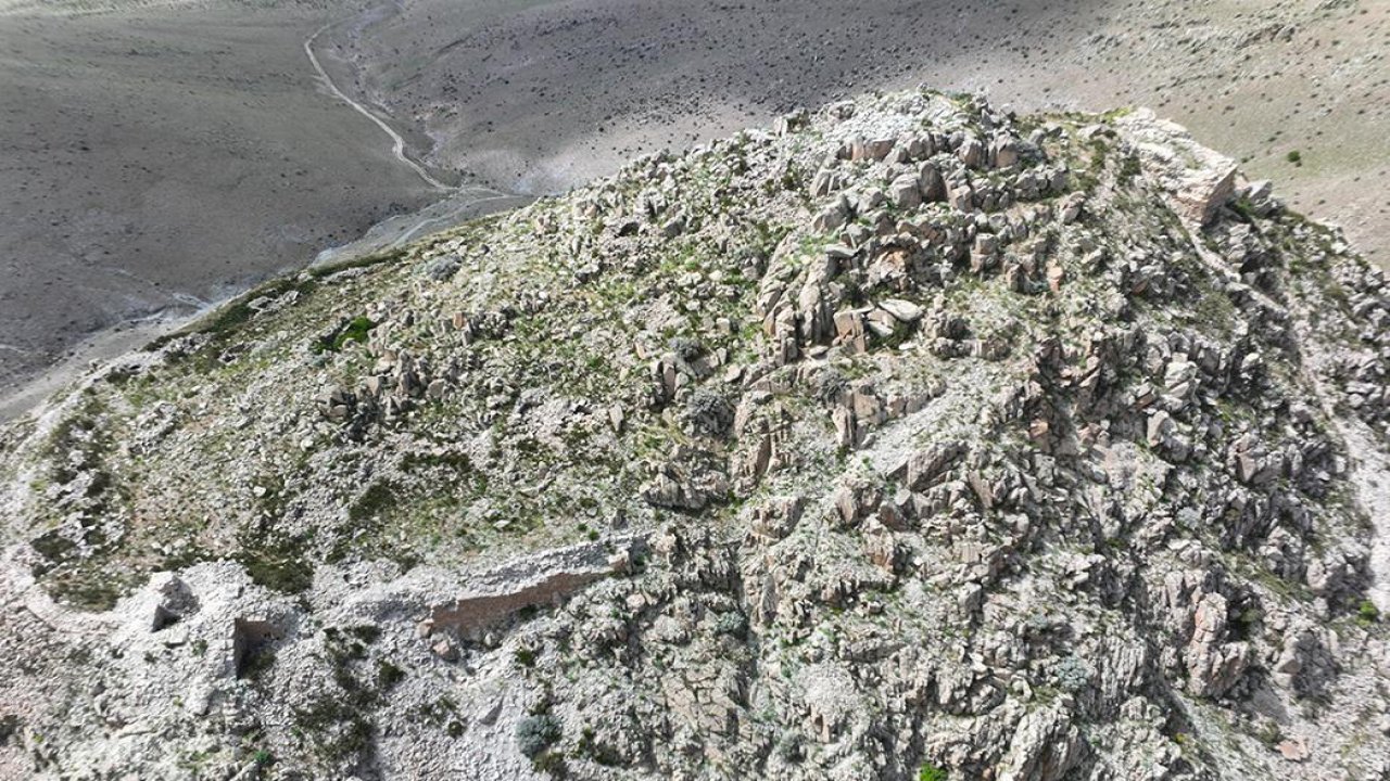 Hitit Kralı'nın laneti bu dağda saklı: Emirgazi Kalesi'ndeki gizemli yazıtlar ortaya çıktı!