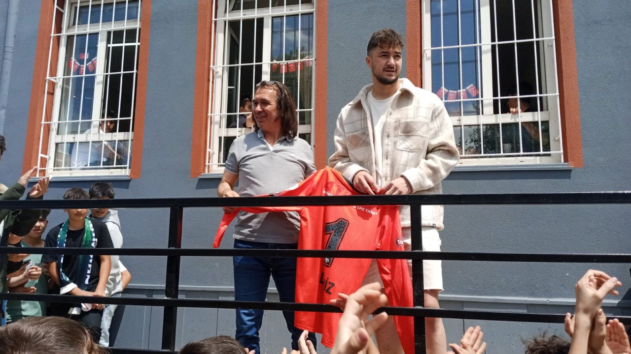 Konyasporlu Deniz Ertaş mezun olduğu Mehmet Beğen Ortaokulunu ziyaret etti