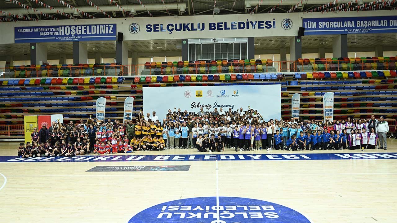 Konya Büyükşehir Geleneksel Çocuk Oyunları'nda ödül heyecanı yaşandı