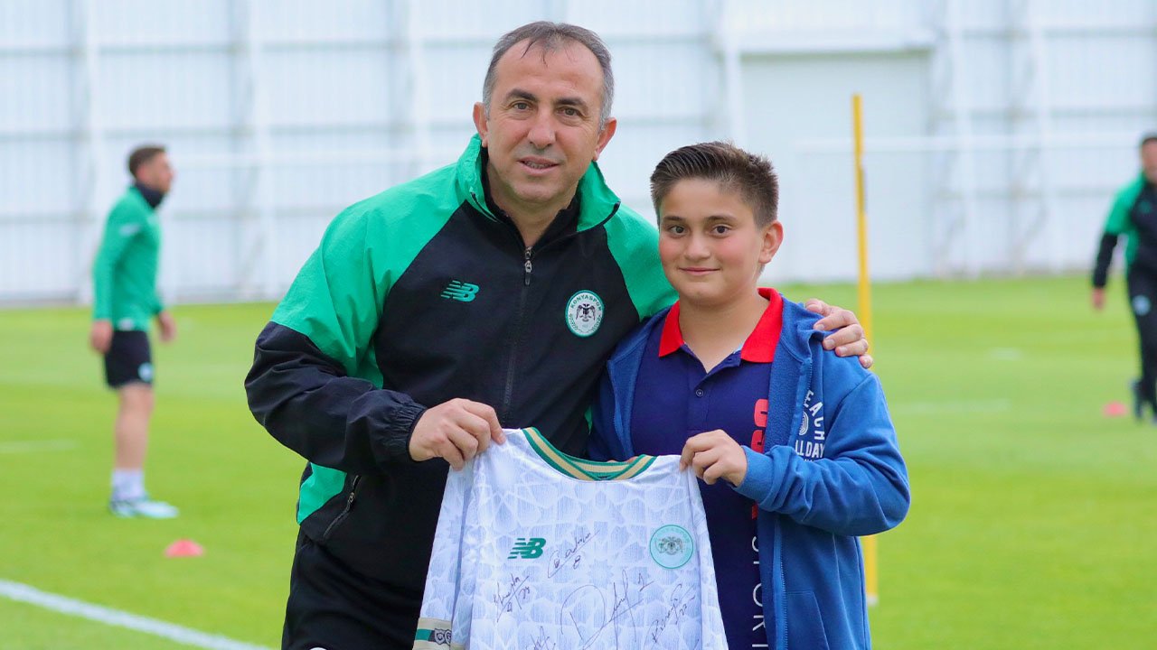 Konyaspor minik taraftar Osman Akif’e jest yaptı