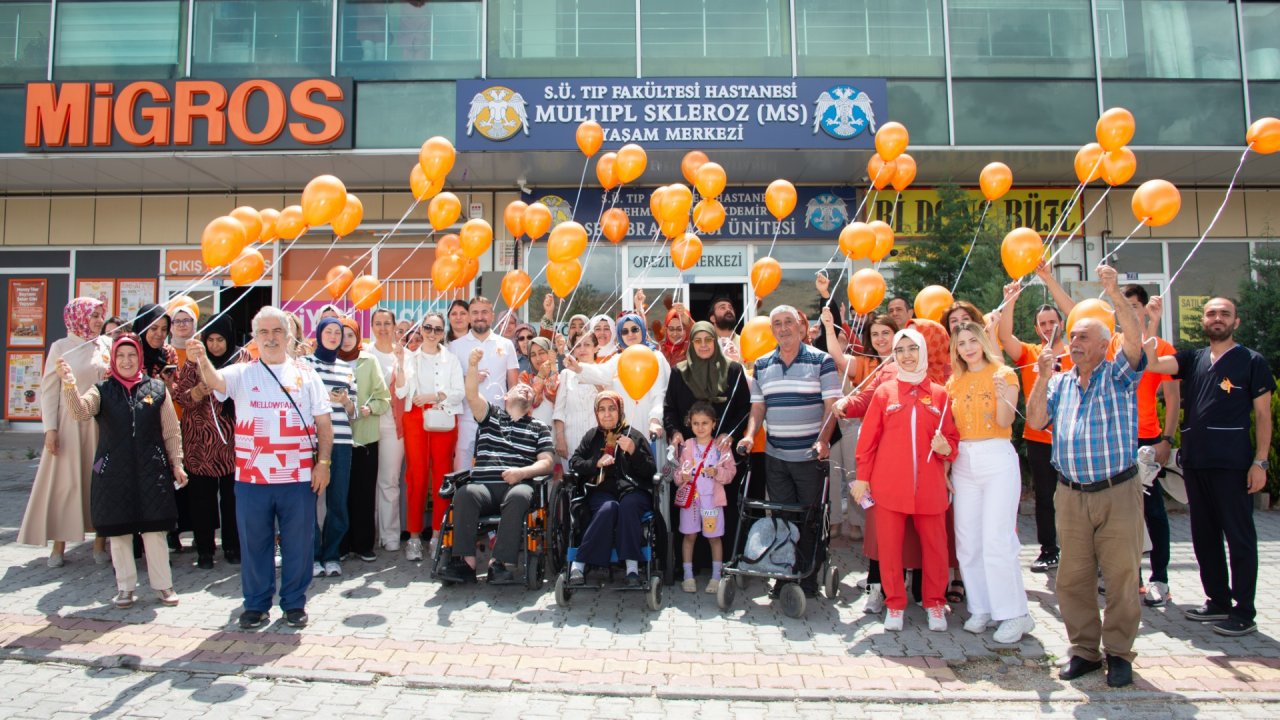 Konya'da bulunan Türkiye’nin ilk MS Yaşam Merkezinde turuncu balonlar gökyüzüyle buluştu