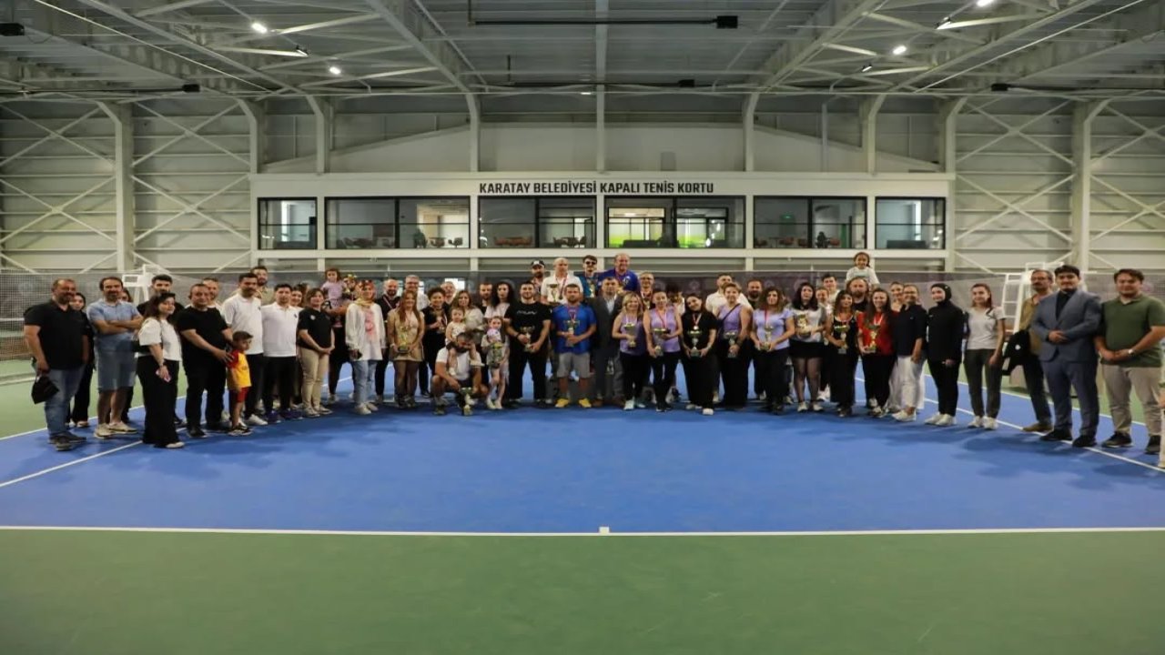 19 Mayıs Tenis Turnuvası’nda şampiyonlara ödülleri takdim edildi