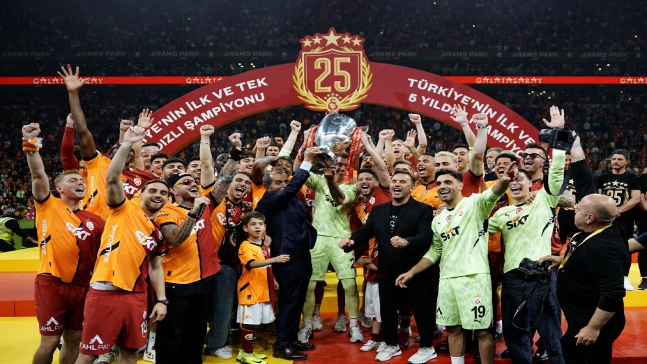Galatasaray'dan taraftarı önünde şampiyonluk kutlaması