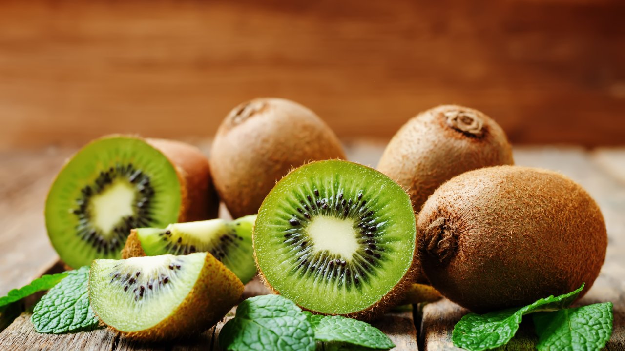 Uyumadan önce 2 kivi yiyenler bu etkiyi görünce şaşkına döndü! Bilim açıklıyor: Uyku kalitesi %93’e fırlıyor!