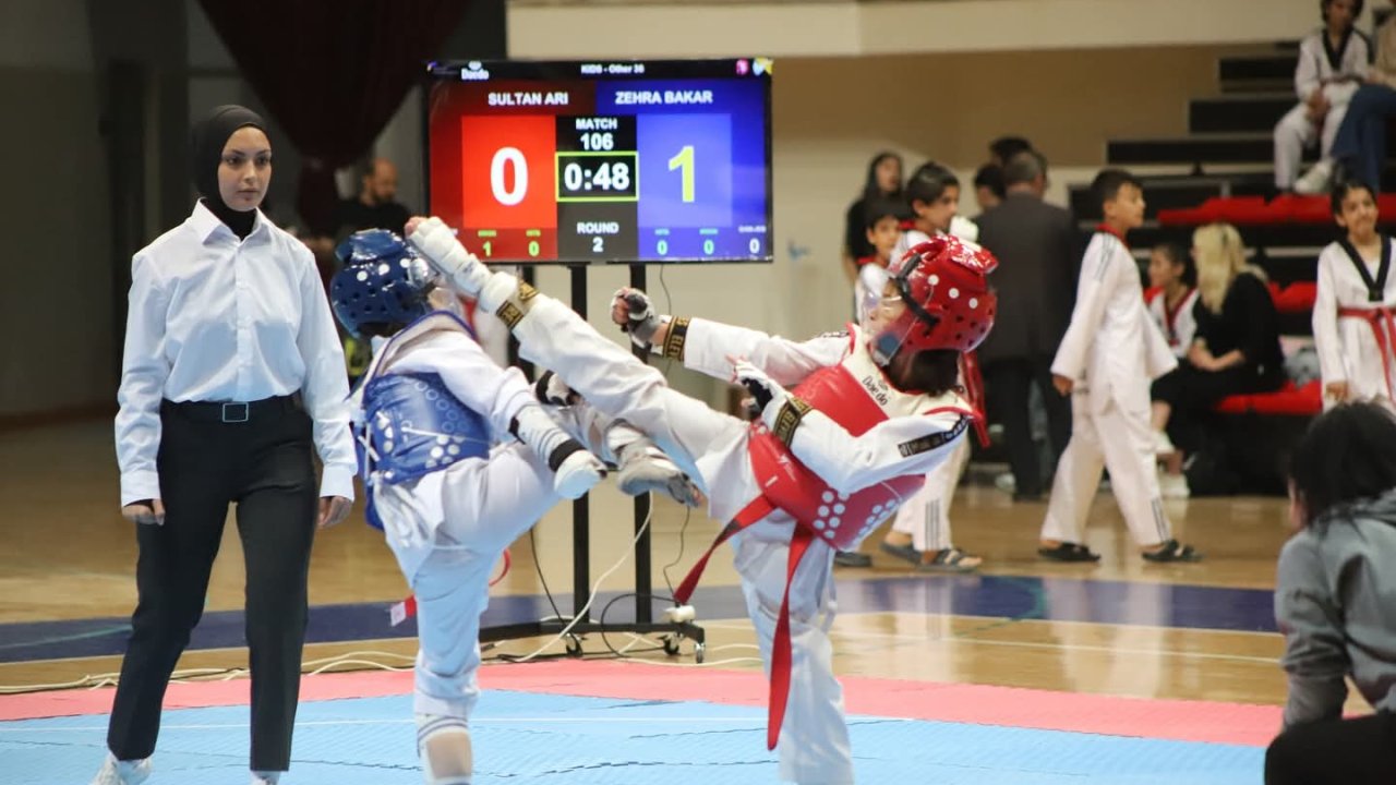 Konya’da küçükler taekwondo şampiyonası nefes kesti