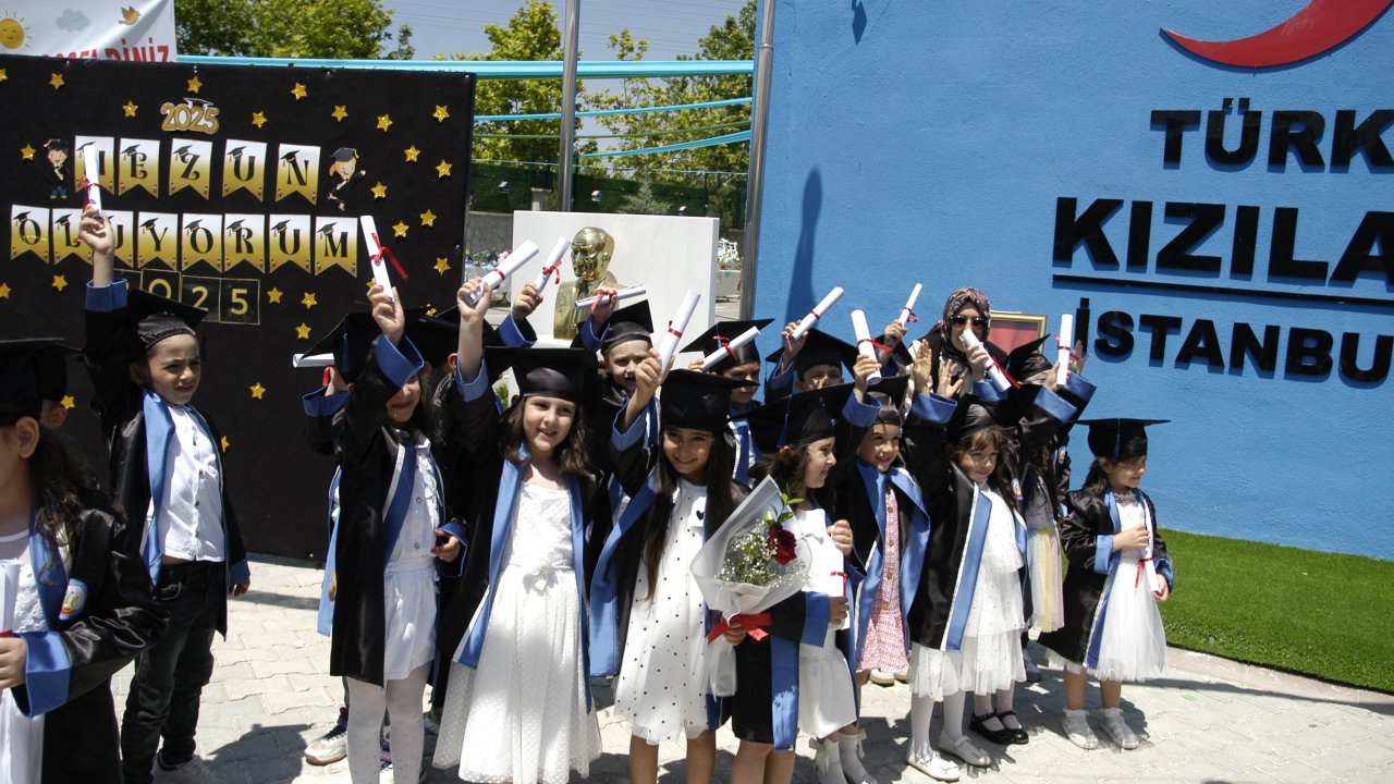 Kızılay Anaokulu’ndan mezun olan minik öğrenciler kep attılar!