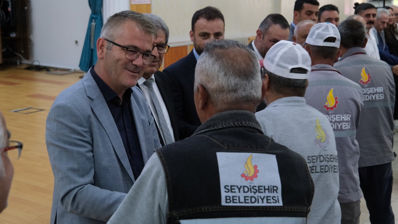 Seydişehir Belediye Başkanı Hasan Ustaoğlu belediye personeliyle bayramlaştı