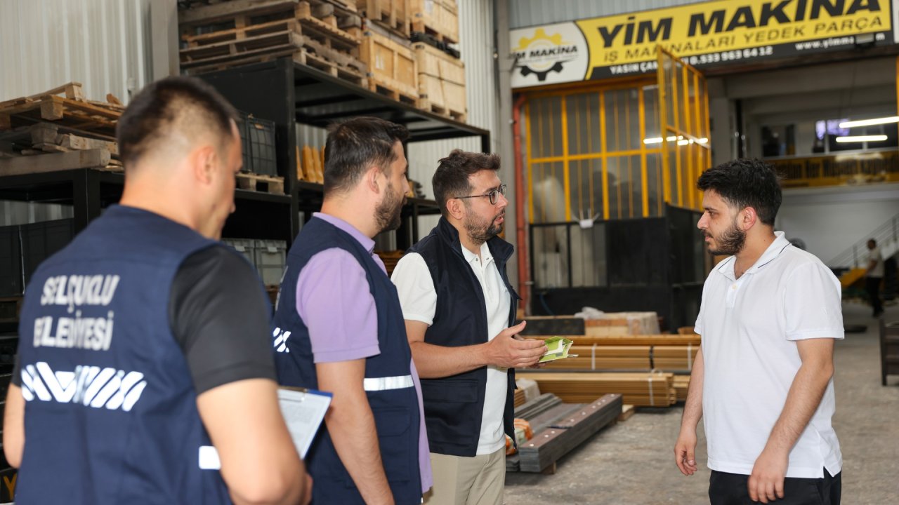 Selçuklu'da sanayi esnaflarını ziyaret edilerek atık yönetimi hakkında bilgilendiriliyor