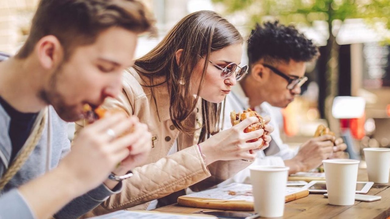 Yavaş yemek neden sağlıklı? Bilim insanları yavaş yiyenlerin daha uzun yaşadığını söylüyor!
