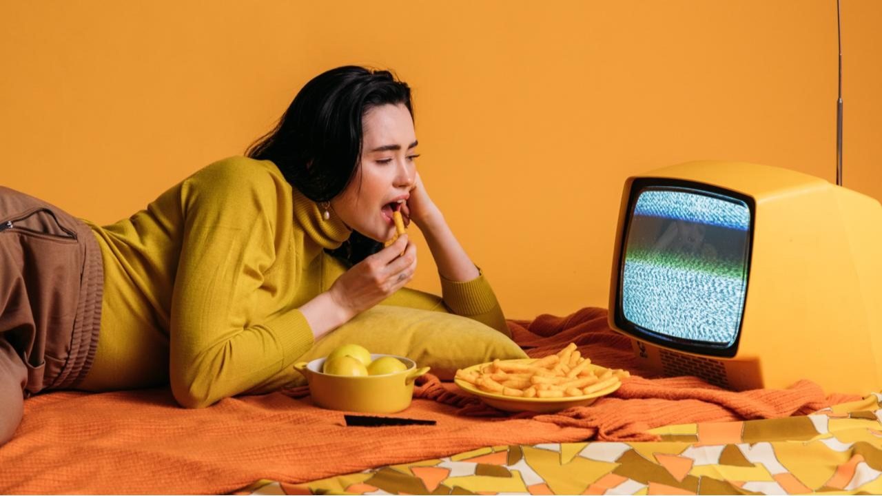 Televizyon karşısında yemek yemek zararlı mı? Uzmanlar uyarıyor!