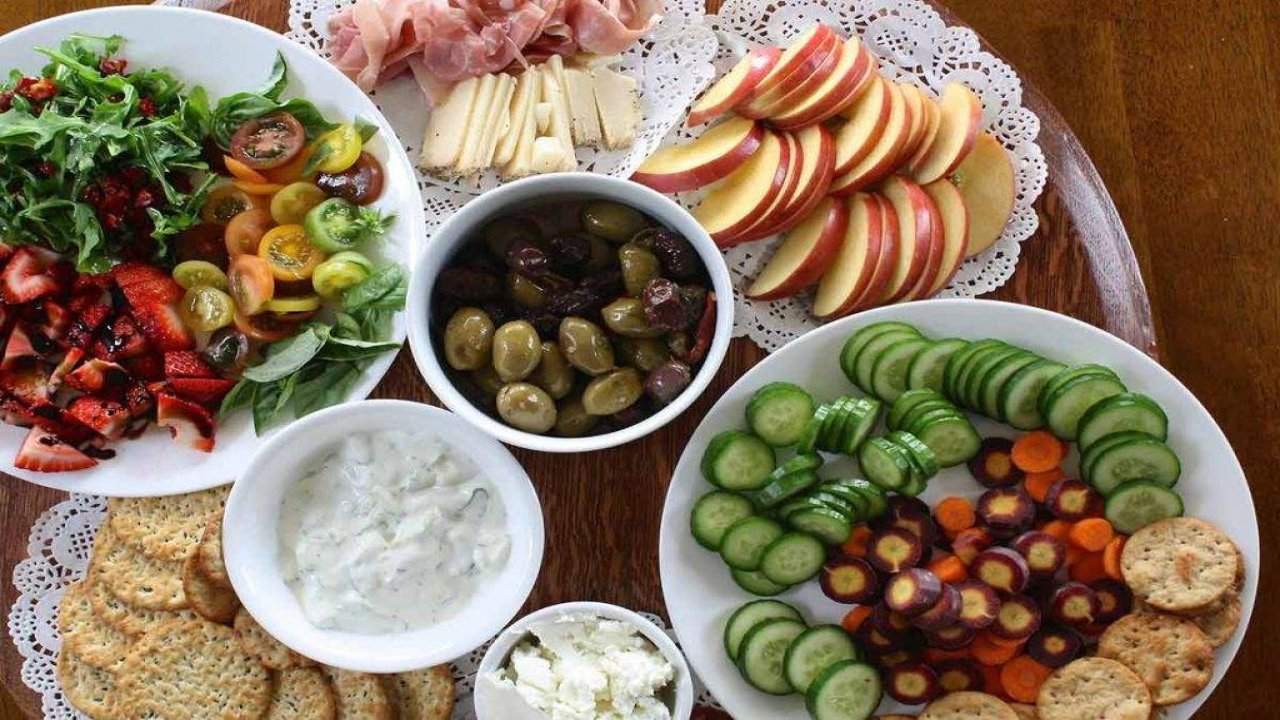 Yaz sıcağında serin kalmanın yolları: Hangi besinler tercih edilmeli, nelerden kaçınılmalı?