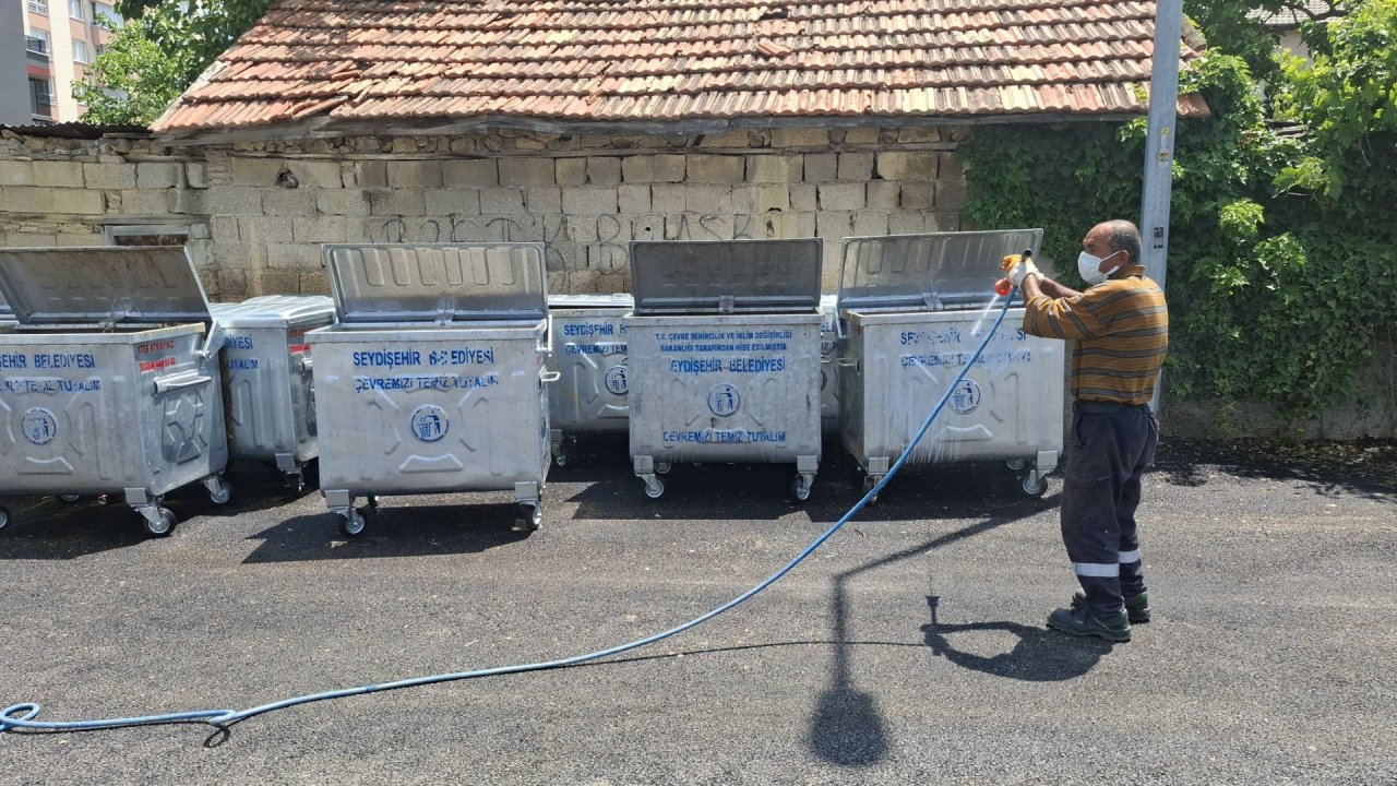 Seydişehir'de bayramın ardından çöp konteynerleri dezenfekte ediliyor