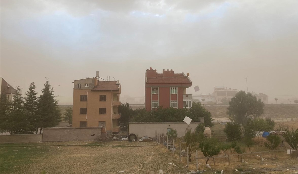Konya'da Kum Fırtınası Hayatı Olumsuz Etkiledi