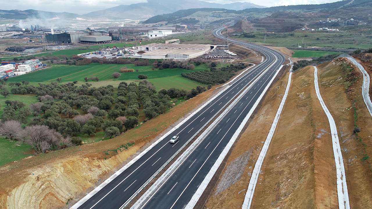 Türkiye genelinde 10 farklı noktada yol ve köprü çalışmaları devam ediyor