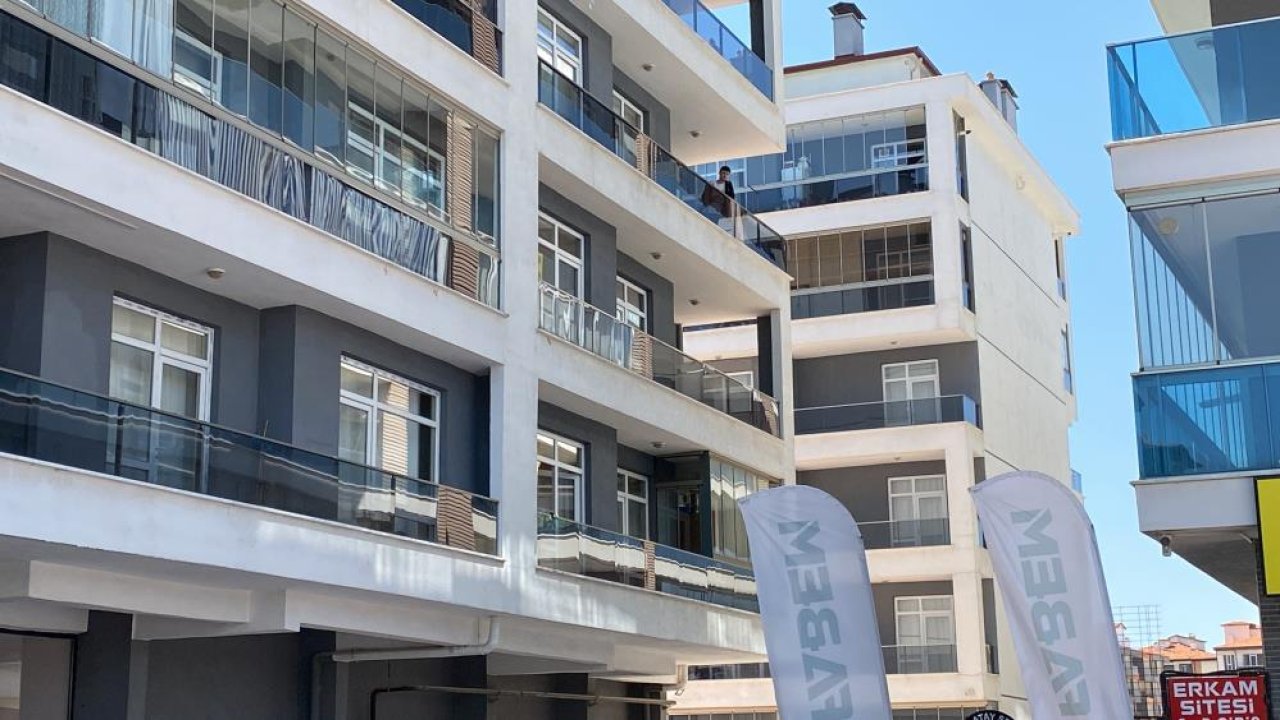 Konya'da evinin balkonuna çıkıp bıçakla kendini yaraladı