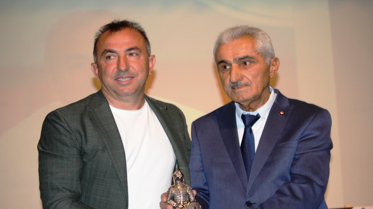 Konyaspor Teknik Direktörü Recep Uçar'a ödül