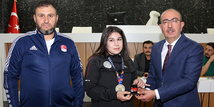 Başkan Kavuş, Şampiyonları ödüllendirdi