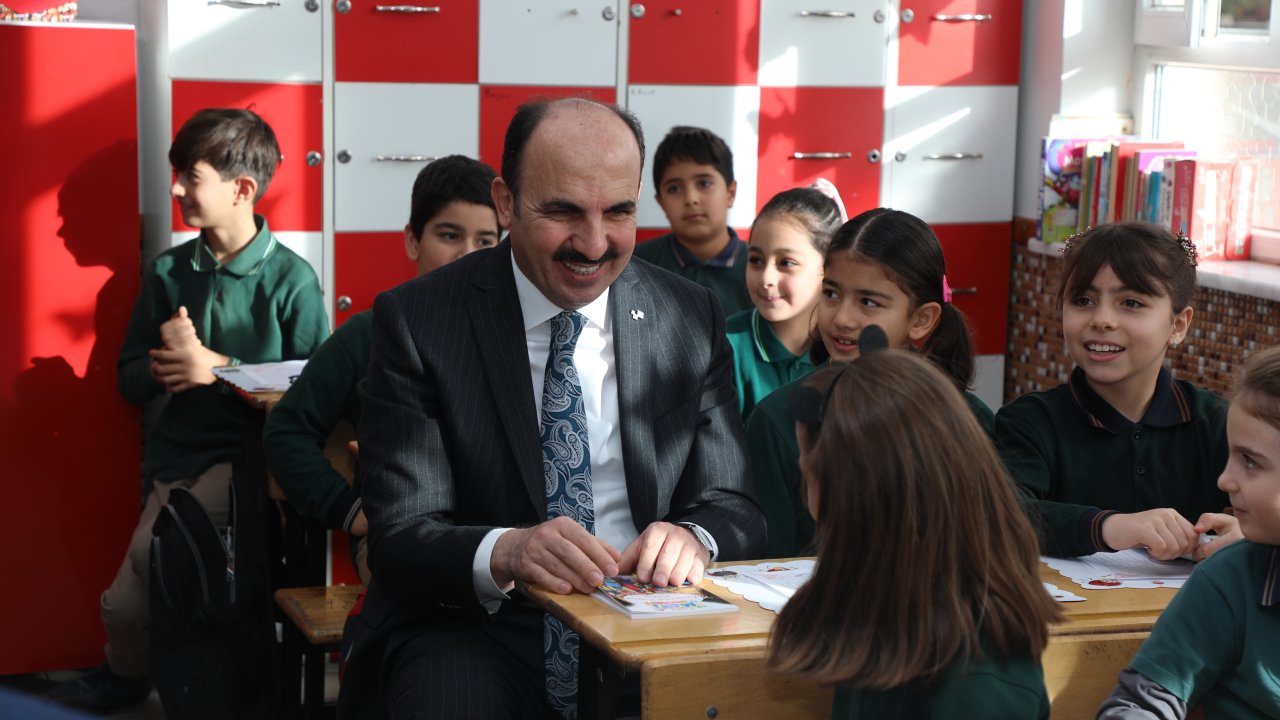 Başkan Altay karnelerini alan öğrencileri tebrik etti