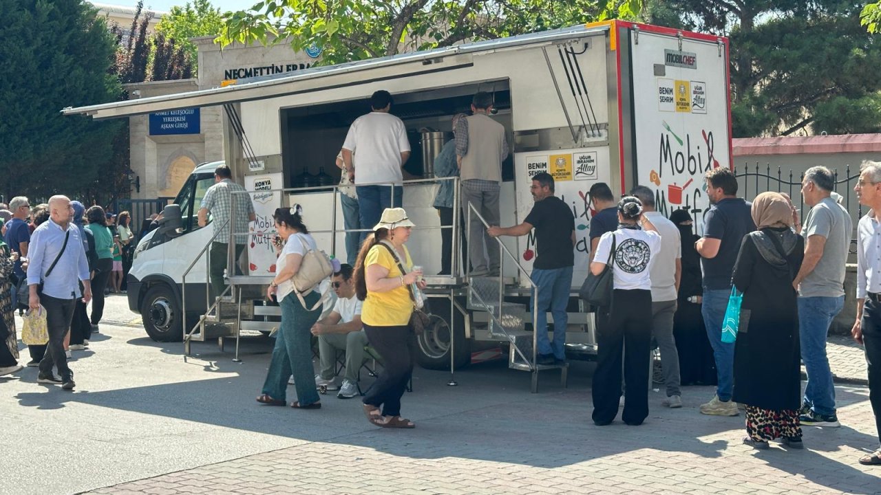 Konya'da YKS'ye giren öğrencilerin ailelerine Mobil Mutfak ikramlarda bulundu