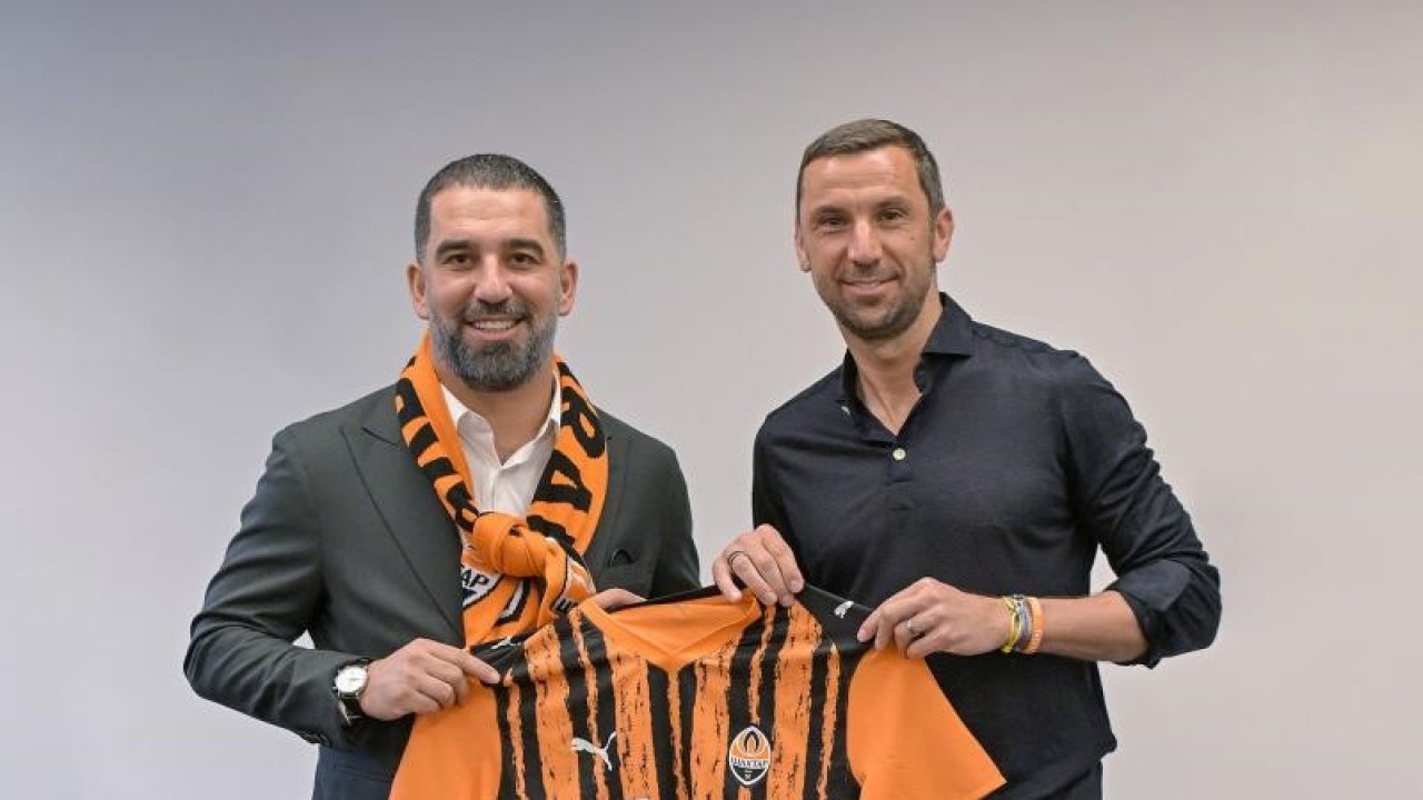 Arda Turan yeni takımında futbolcularla tanıştı