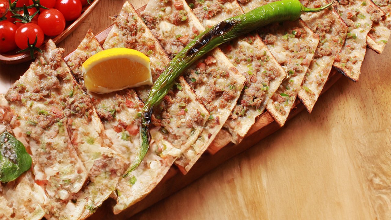 Konya'nın efsane lezzeti: Gerçek etliekmek tarifiyle sofralara şölen geliyor!