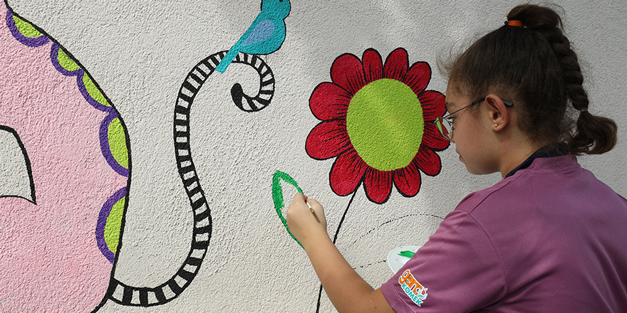 Genç KOMEK Öğrencileri Büyükşehir Hayvan Bakımevi’ni Renklendirdi
