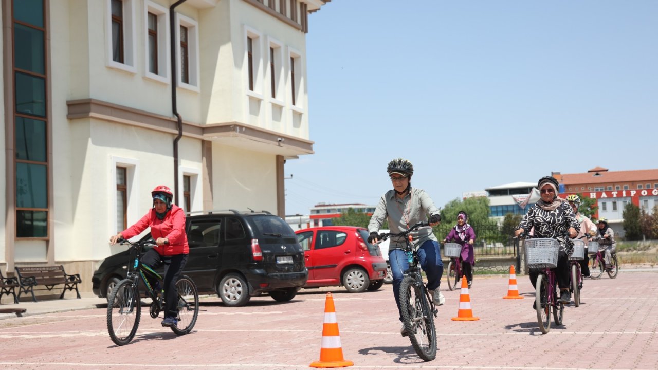 KOMEK'te kadınlar için verilen bisiklet kullanma eğitimi büyük beğeni topluyor