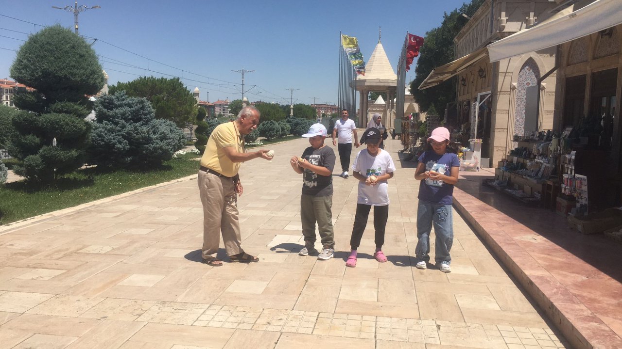 78 yaşındaki Ahşap Yakma Sanatçısı Konya'da Geleneksel Topaçı çocuklara sevdiriyor