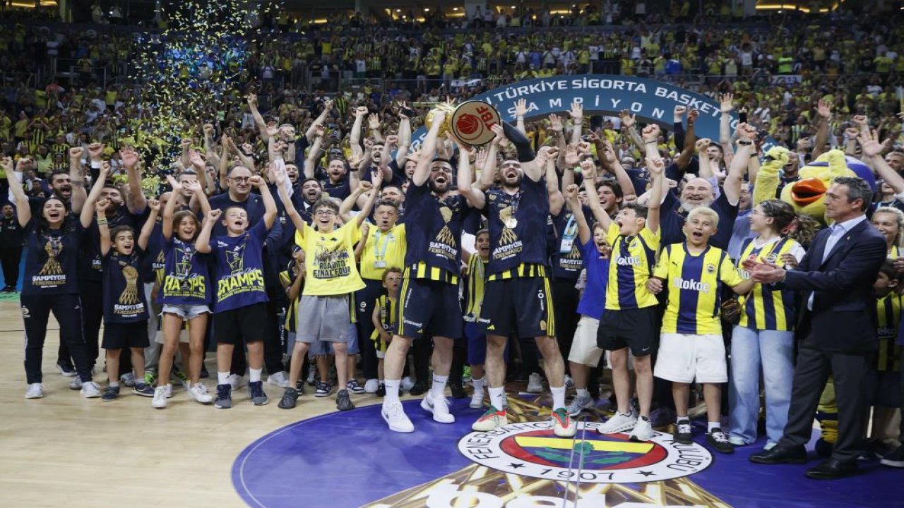 Basketbol Süper Ligi'nin şampiyonu Fenerbahçe Beko kupasını aldı