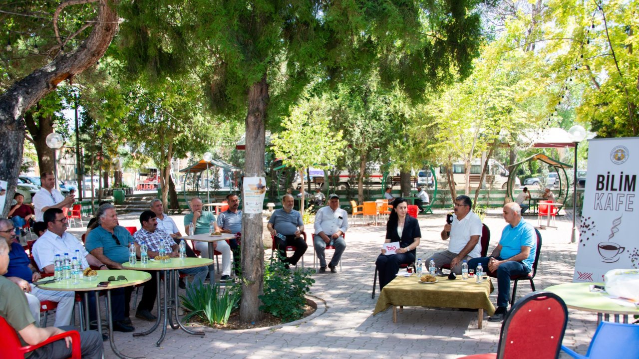 Konya'da bilim Kampüsten Tarlaya Ulaştı: İçeri Çumra’da  “Bilim Kafe” etkinliği düzenlendi