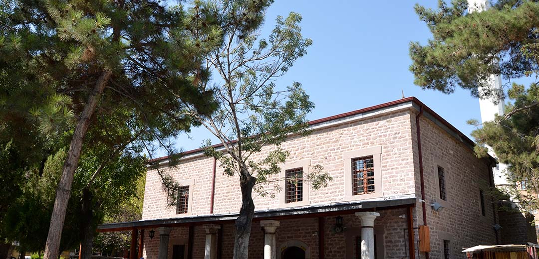 Mevlana’nın yolunu değiştiren buluşma: Şems-i Tebrizi Türbesi Konya’da ziyaretçi akınına uğruyor!