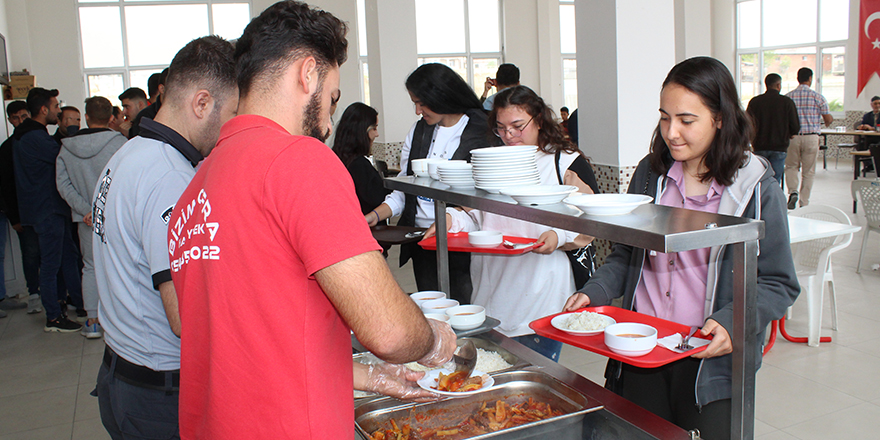 Yunak’ta üniversite öğrencilerine ücretsiz yemek uygulaması başladı