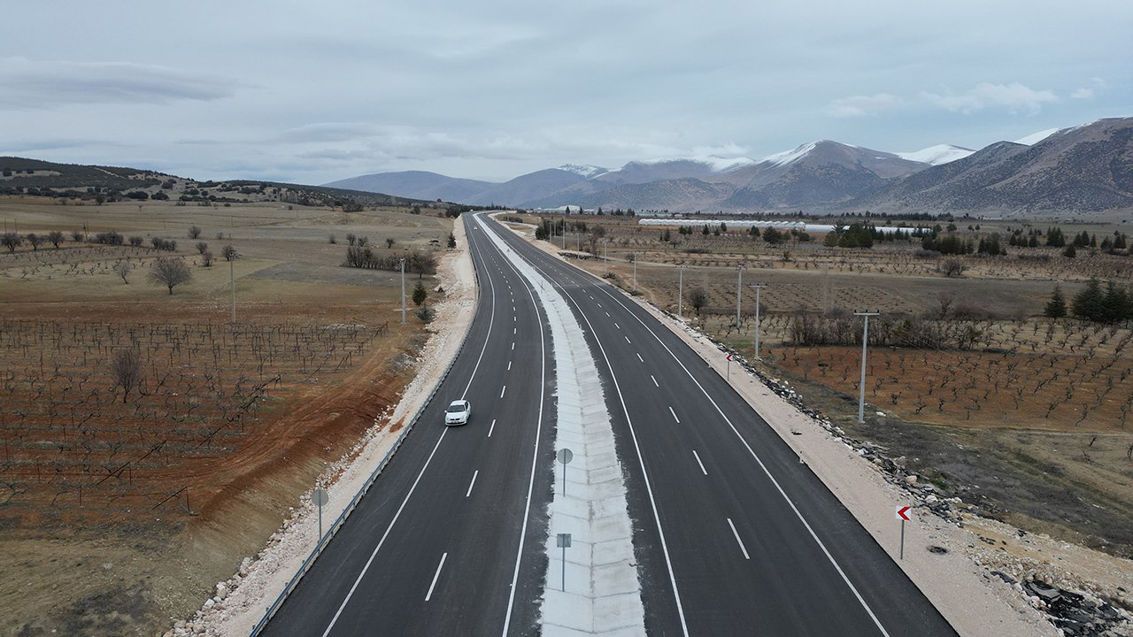 Otoyollarda gece mesaisi: Türkiye genelinde 10 farklı noktada yol çalışması