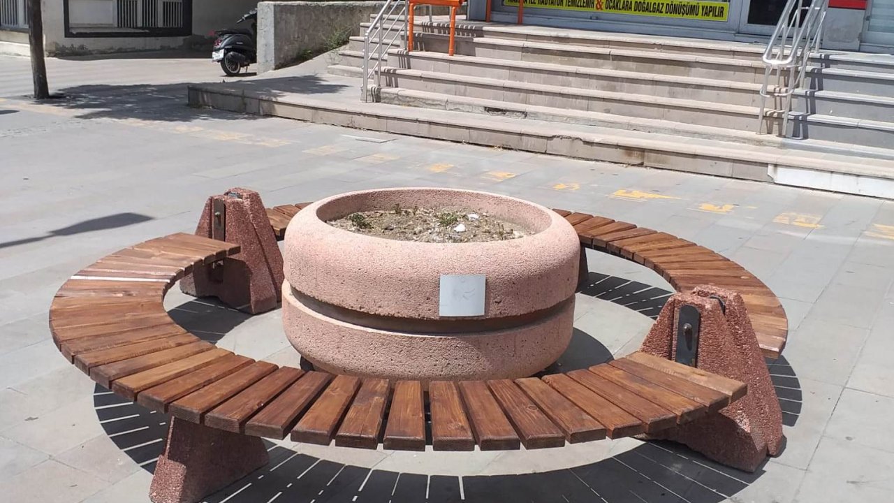 Konya'da bu belediye kendi bank ve oturma guruplarını imal ediyor!