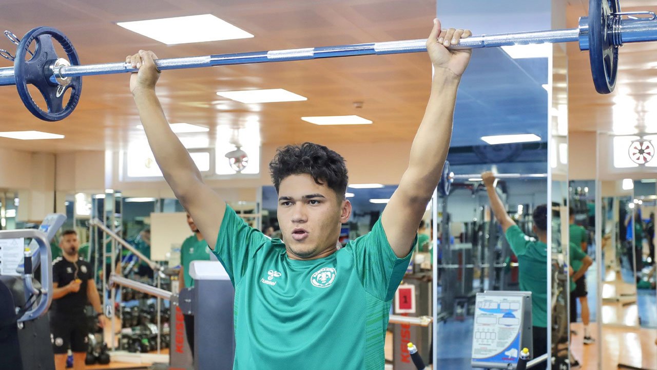 Konyasporlu oyuncular kuvvet antrenmanı yaptı