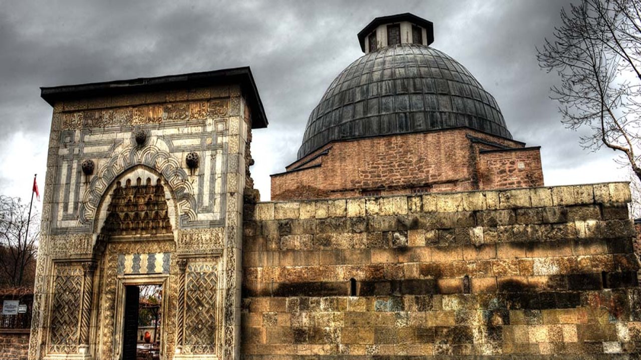 Selçuklu mirası gün yüzünde: Karatay Medresesi çini eserler müzesi büyülüyor!