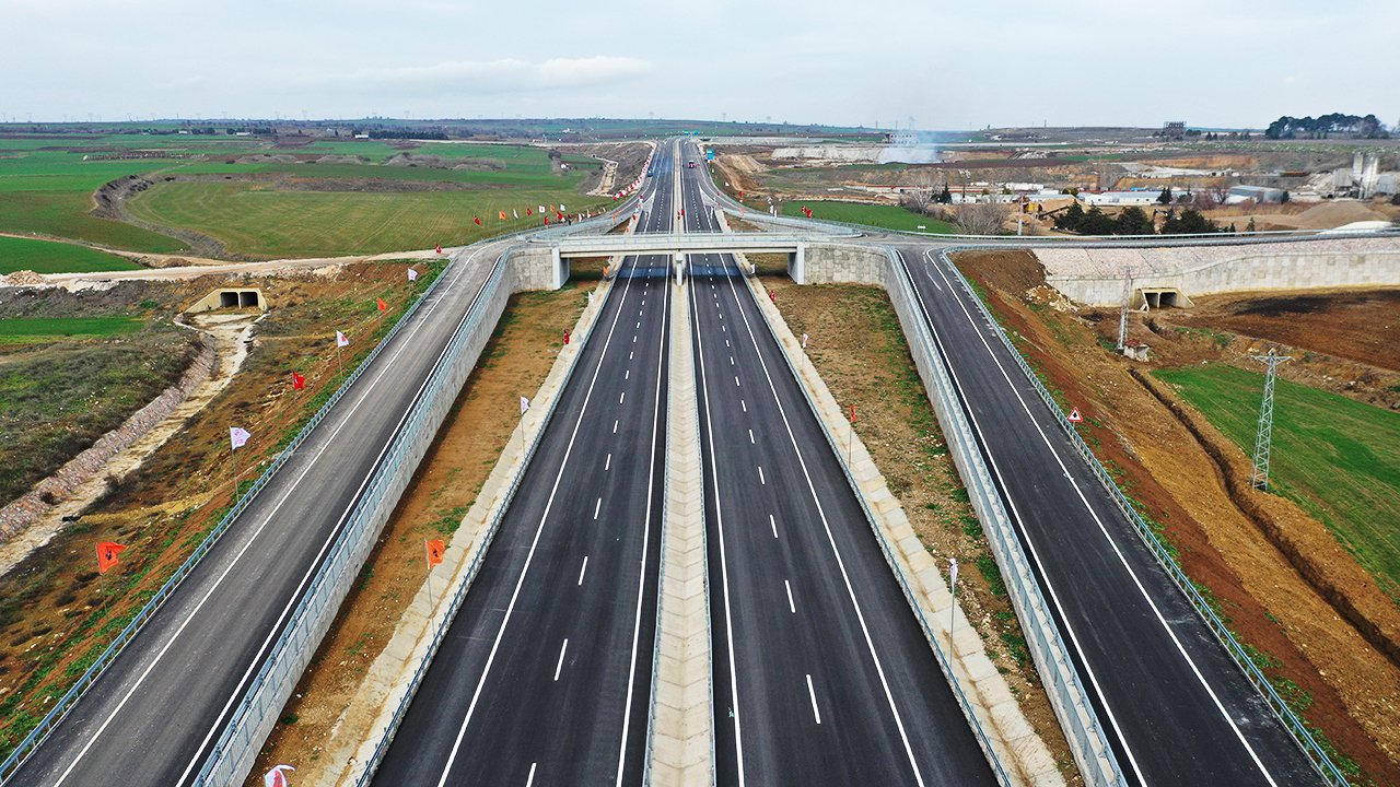Türkiye genelinde otoyol ve karayollarında üstyapı ve yol yapım çalışmaları devam ediyor
