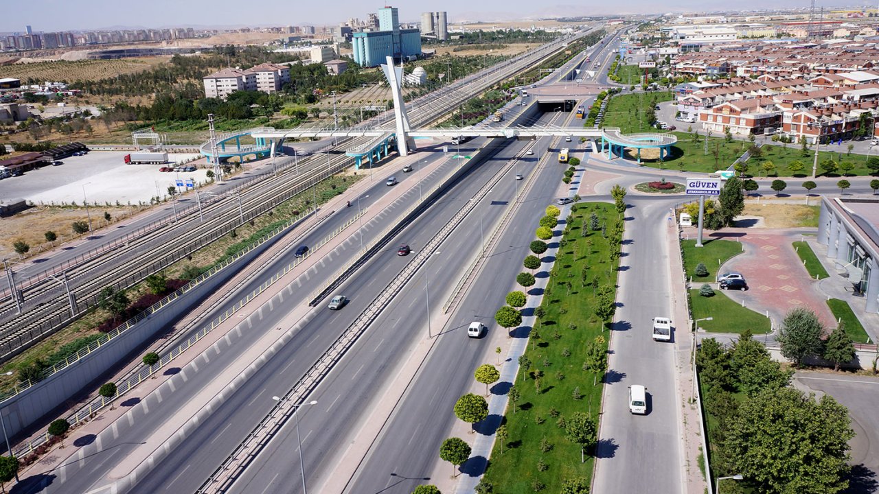 Konya'da gece sessizliğinde yoğun mesai: İstanbul Yolu'nda kritik altyapı müdahalesi başladı